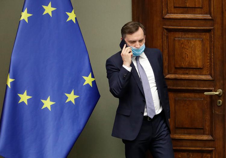 Polens justitsminister, Zbigniew Ziobro, kunne fredag konstatere, at en ændring af en omdiskuteret retsreform blev vedtaget i underhuset. Formålet med ændringen er at efterkomme krav fra EU, der indtil videre har tilbageholdt 35,4 milliarder, fordi retsreformen strider imod EU's retsprincipper. Foto: Czarek Sokolowski/Ritzau Scanpix