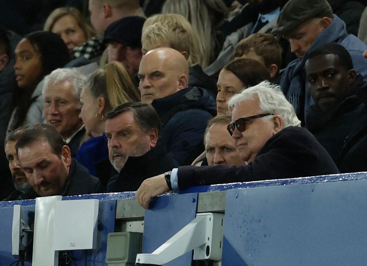 Everton-formand Bill Kenwright (th.) vil ikke være at finde på stadion til lørdagens kamp grundet trusler.  Foto: Jason Cairnduff/Ritzau Scanpix