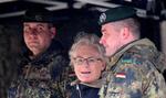 Den voldsomt kritiserede forsvarsminister Christine Lambrecht under et besøg hos den 37. brigade i Bundeswehr i denne uge. Brigaden er specialister i at bruge Marder-tanks, som Tyskland har lovet at sende til Ukraine. Foto: Matthias Rietschel/Ritzau Scanpix