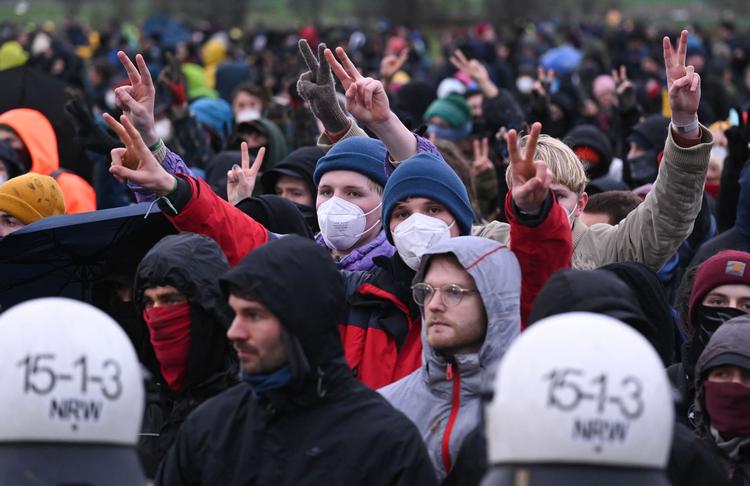     Over 35.000 aktivister har deltaget i weekendens demonstrationer mod brunkulminen i Lützerath, som krævede 15.000 betjentes indsats. Foto: Ina Fassbender/Ritzau Scanpix
