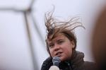     I blæst og regn talte Greta Thunberg til de tyske miljøaktivister, inden hun selv blev fjernet fra landsbyen af politiet. Foto: Thilo Schmuelgen/Ritzau Scanpix