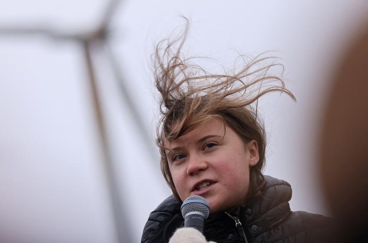     I blæst og regn talte Greta Thunberg til de tyske miljøaktivister, inden hun selv blev fjernet fra landsbyen af politiet. Foto: Thilo Schmuelgen/Ritzau Scanpix