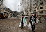   Beboere bærer ejendele væk fra en ødelagt beboelsesejendom i Dnipro efter et russisk missilangreb, som lørdag kostede 23 civile livet. Foto: Sergei Chuzavkov/Ritzau Scanpix