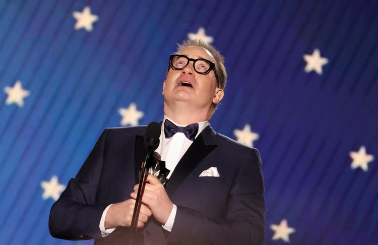 Brendan Fraser modtager prisen for bedste skuespiller for sin rolle i filmen 'The Whale' ved de amerikanske kritikeres årige prisuddeling. Foto: Mario Anzuoni/Ritzau Scanpix