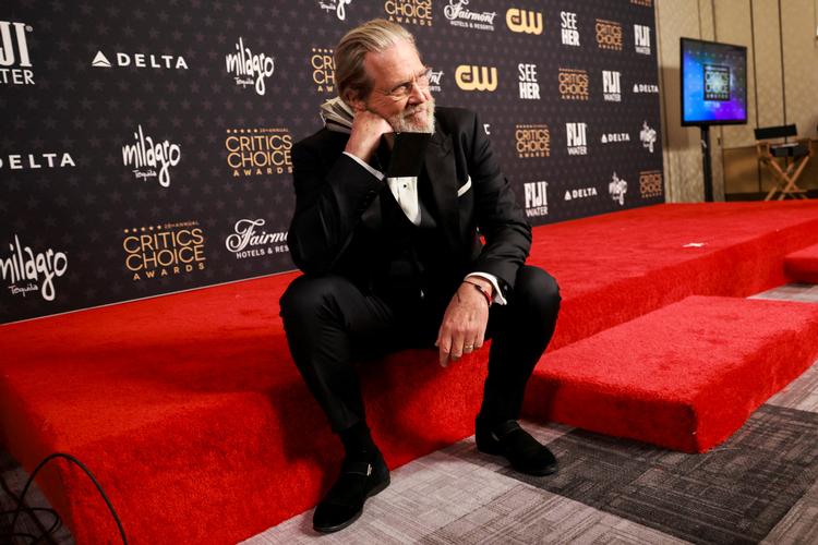  Jeff Bridges sendte en venlig hilsen fra karakteren 'the Dude', da han modtog prisen. Foto: Aude Guerrucci/Ritzau Scanpix