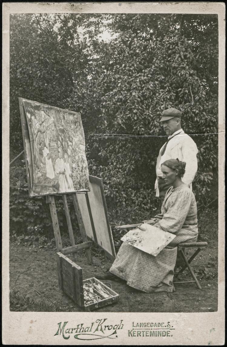Et måske noget opstillet fotografi viser Anna Syberg siddende og ægtemanden Fritz stående bagved. De malede ofte samme motiver og bakkede enormt op om hinanden.  Foto: Den Hirschsprungske Samling