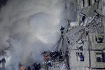 Anastasia Shvets blev fundet i et hjørne af ruinen ved et væltet badekar, der balancerede på afgrunden af den kløft, det russiske missil havde dannet ved den voldsomme eksplosion. Foto: Vitalii Matokha/Ritzau Scanpix