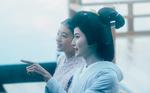 Vi får et fascinerende indblik i en kultur, som er så godt som afdød i Japan, en kultur der hylder de traditionelle kvindeværdier, men som også understreger, at geisha, som det også hedder i flertal, ikke hverken er eller var prostituerede.  Still Netflix