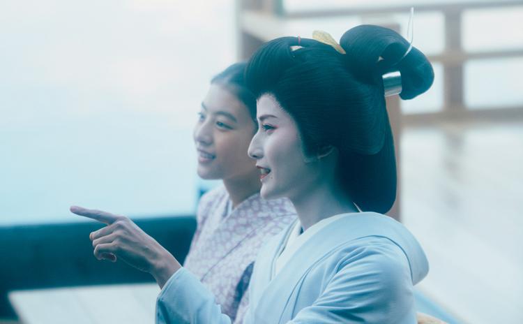 Vi får et fascinerende indblik i en kultur, som er så godt som afdød i Japan, en kultur der hylder de traditionelle kvindeværdier, men som også understreger, at geisha, som det også hedder i flertal, ikke hverken er eller var prostituerede.  Still Netflix