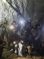 En gruppe Wagner lejesoldater poserer omkring Jevgenij Prigozjin, i hvad de hævder er en erobret saltmine ved byen Soledar, som russerne fik kontrol med for få dage siden.
   Foto: Concord Press Service/Ritzau Scanpix