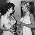 Gina Lollobrigida (t.v.) ses her sammen med en anden af 1950'ernes mest feterede kvindelige skuespillere, Marilyn Monroe. Billedet er fra 1954. Foto: -/Ritzau Scanpix