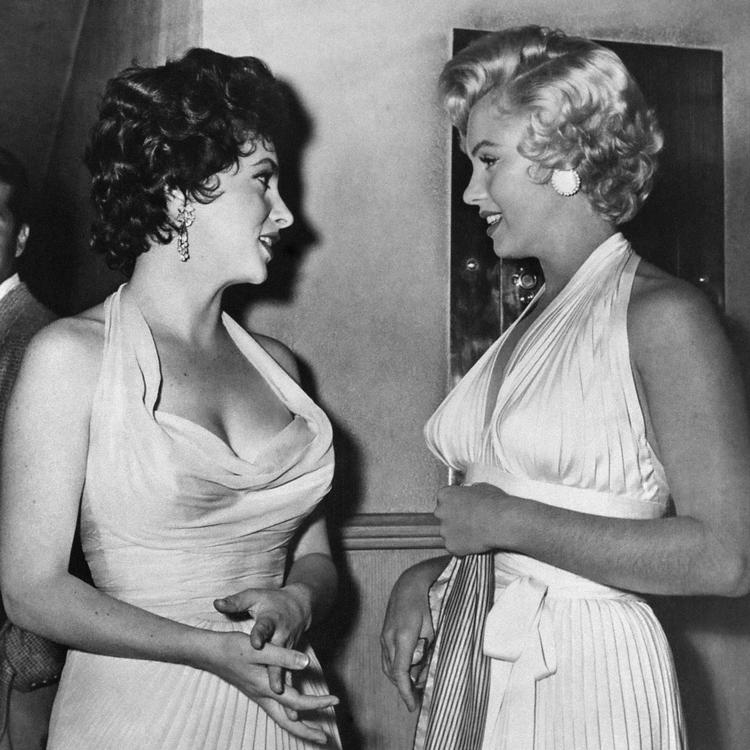 Gina Lollobrigida (t.v.) ses her sammen med en anden af 1950'ernes mest feterede kvindelige skuespillere, Marilyn Monroe. Billedet er fra 1954. Foto: -/Ritzau Scanpix