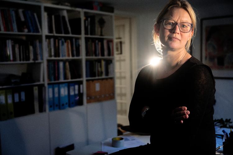 Malene Sønderskov og hendes familie i Bagsværd har skiftet gasfyret ud med en varmepumpe og er dermed blevet storkunde hos Radius. Og så er det jo ærgerligt, at hun er forvist til 2. klasse, synes hun. Foto: Mads Nissen