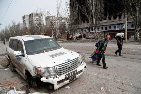 En stærkt beskadiget OSCE-bil fotograferet i den sønderskudte ukrainske by Mariupol, der i dag holdes besat af russerne. Foto: Alexander Ermochenko/Ritzau Scanpix