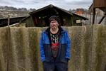   Mange af burene hos Brian Mortensen står fortsat tomme. Men for første gang i mere end to år er minken tilbage. Foto: Jacob Ehrbahn