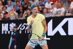 Det var første gang i karrieren, Holger Rune vandt en kamp ved Australian Open. Sidste år tabte han i 1. runde af turneringen. Holger Runes modstander i 2. runde af årets turnering er ikke fundet endnu.  Foto: Martin Keep/Ritzau Scanpix