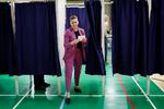 Statsminister Mette Frederiksen (S) fotograferet, da hun i juni sidste år stemte ved den seneste folkeafstemning i Danmark, nemlig den om afskaffelsen af forsvarforbeholdet.  Foto: Jens Dresling
