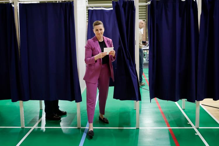 Statsminister Mette Frederiksen (S) fotograferet, da hun i juni sidste år stemte ved den seneste folkeafstemning i Danmark, nemlig den om afskaffelsen af forsvarforbeholdet.  Foto: Jens Dresling