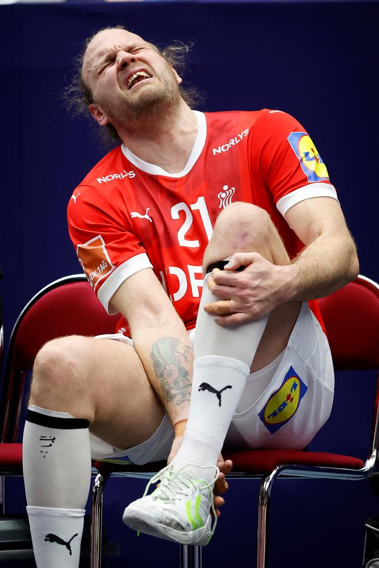 Danmarks Henrik Møllegaard ømmer sig efter et uheld under VM i håndbold i Malmø.  Foto: Jens Dresling