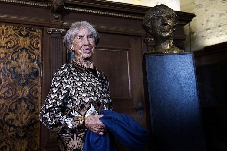 Journalist og forfatter Lise Nørgaard har blandt andet skrevet tv-serien "Matador", men også sine egne erindringer "Kun en pige" og "De sendte en dame". Originalmanuskriptet til "Kun en pige" er solgt for 92.000 kroner.
 Foto: Liselotte Sabroe/Ritzau Scanpix