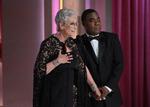 Skuespilleren Jamie Lee Curtis er en af dem, som efter uddelingen af Golden Globe har fortalt, at hun er smittet med covid-19. Her ses hun på scenen holdende hånd med den amerikanske skuespiller og komiker Tracy Morgan.   Foto: Stewart Cook for the Hfpa/Ritzau Scanpix