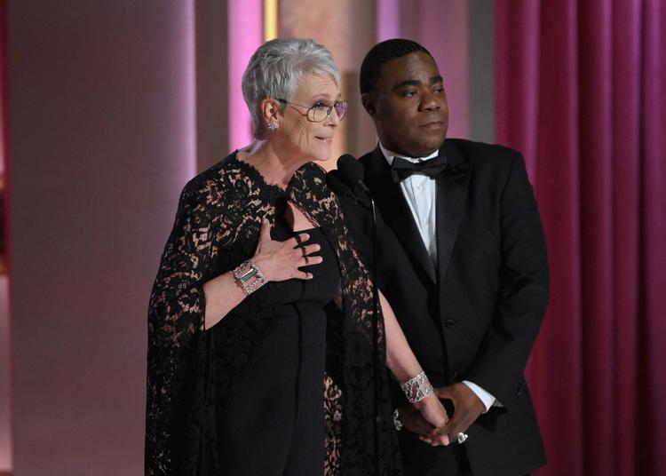 Skuespilleren Jamie Lee Curtis er en af dem, som efter uddelingen af Golden Globe har fortalt, at hun er smittet med covid-19. Her ses hun på scenen holdende hånd med den amerikanske skuespiller og komiker Tracy Morgan.   Foto: Stewart Cook for the Hfpa/Ritzau Scanpix