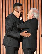 Steven Spielberg modtager prisen som bedste instruktør af instruktør, forfatter og skuespiller Colman Domingo ved Golden Globe. Foto: Earl Gibson for the Hfpa/Ritzau Scanpix