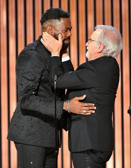 Steven Spielberg modtager prisen som bedste instruktør af instruktør, forfatter og skuespiller Colman Domingo ved Golden Globe. Foto: Earl Gibson for the Hfpa/Ritzau Scanpix