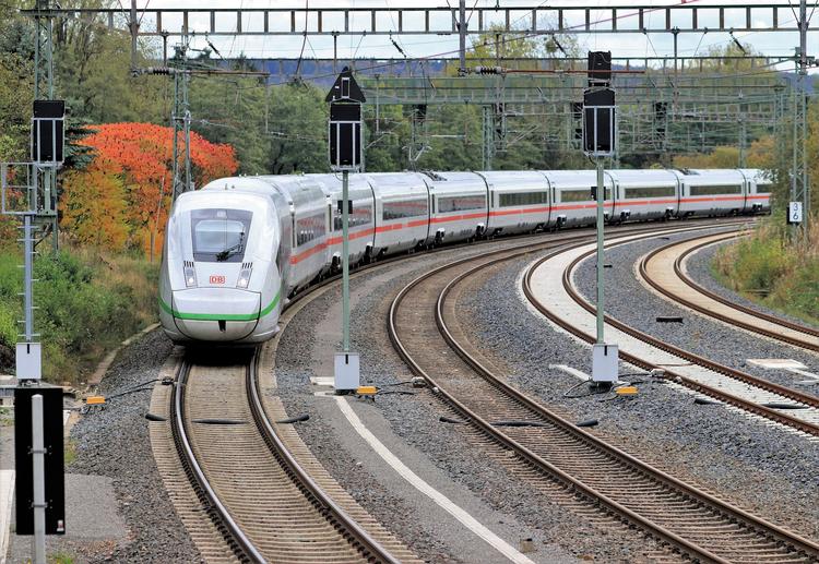 På Deutsche Bahns ICE- og IC-tog bliver 2023 en prøveklud for, hvor mange passagerer der vil vælge porcelæn og glas ved deres serveringer, når de får muligheden for det. Foto: Wolfgang Klee/Deutsche Bahn AG 