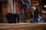 En sprængladning detonerede natten til tirsdag udenfor en græsk restaurant i det centrale Stockholm. Sammen med de mange skuddrab er det endnu et tegn på, at bandekonflikterne i Sverige er ude af kontrol Foto: 10300 Maja Suslin/tt/Ritzau Scanpix