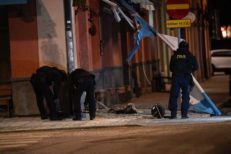 En sprængladning detonerede natten til tirsdag udenfor en græsk restaurant i det centrale Stockholm. Sammen med de mange skuddrab er det endnu et tegn på, at bandekonflikterne i Sverige er ude af kontrol Foto: 10300 Maja Suslin/tt/Ritzau Scanpix