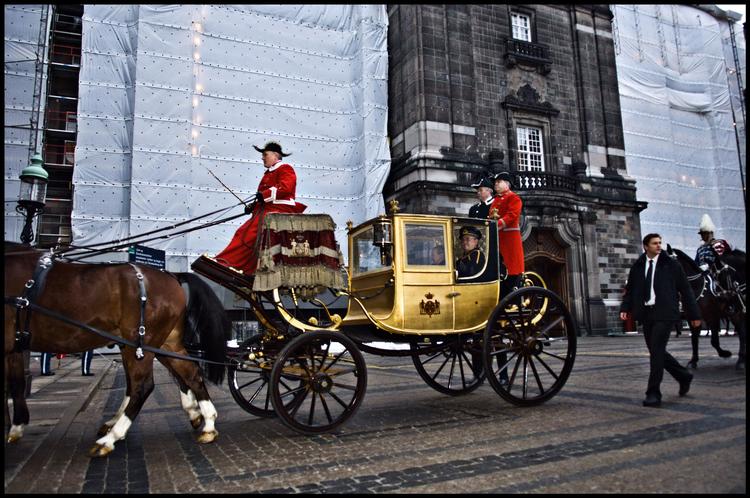 Dronningens årlige nytårskur. Hvor hun ankommer i guldkaret med seks heste foran. Ved nytårskuren hilser dronningen på adelige, topembedsmænd og andre indbudte. Mere symbolsk kan det næsten ikke blive (arkivfoto). Foto: Jens Dige/Ritzau Scanpix