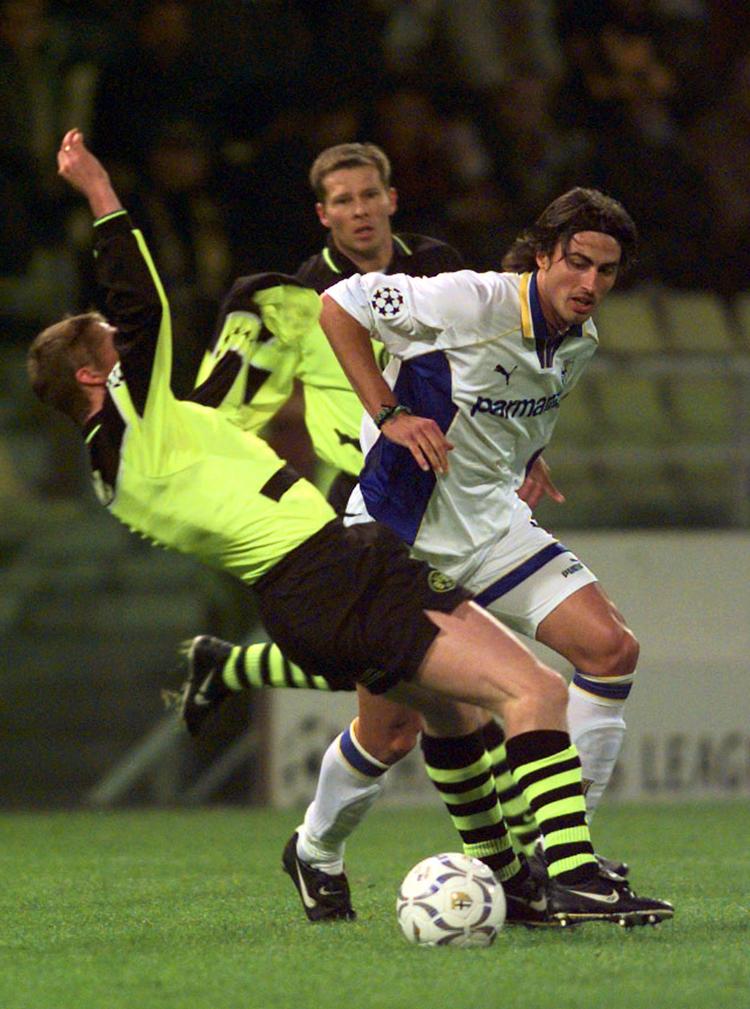 Dino Baggio (th.) havde en glorværdig karriere for flere italienske topklubber i 1990'erne. Her ses han i duel med Steffen Freund fra Borussia Dortmand i en Champions League-kamp for Parma i 1997. Foto: Stefano Rellandini/Ritzau Scanpix