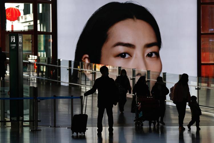 22. januar er det kinesisk nytår, som er verdens travleste rejseperiode. Myndighederne forventer to milliarder rejser i løbet af den næste måned, og dermed øges risikoen for smittespredning til landområderne. Foto: Tingshu Wang/Ritzau Scanpix