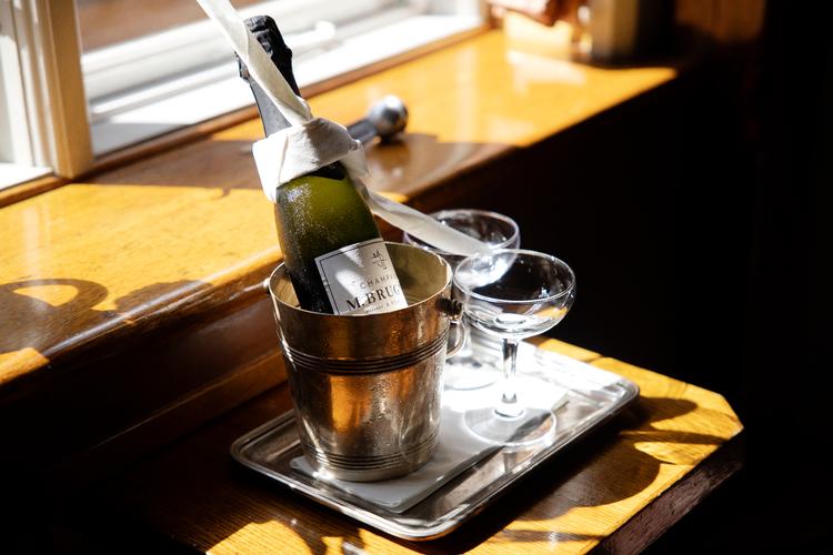     Staycation. Hotellet Central Hotel &amp; Café, der både er en lille café og et12 kvadratmeter hotelværelse ovenpå, siges at være Danmarks mindste hotel. Tullinsgade på Vesterbro. Champagne.   Foto: Mikkel Hørlyck