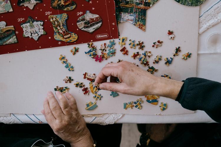 Mange får lavet en fremtidsfuldmagt efter de første tegn på demens. Det er vigtigt at komme til notar hurtigt og få registreret, at man stadig er i stand til at oprette en fuldmagt. Familieretshuset kan dog afvise at sætte fuldmagten i kraft, hvis de fx på grund af kort tid mellem oprettelselse og ønske om at sætte fuldmagten i kraft underkender notarens vurdering af, om en borger var habil, da fuldmagten blev oprettet. Foto: Jens Hartmann/Jens Hartmann