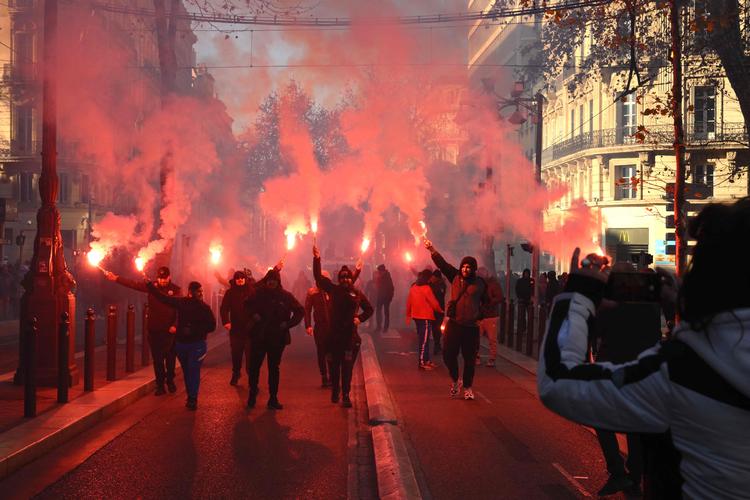     Fra morgenstunden var tusindvis af mennesker på gaderne som her i Marseille. I over 200 byer ventes op mod en million at demonstrere mod præsident Macrons pensionsreform.  65-67 procent af franskmændene er imod reformen. Foto: Nicolas Tucat/Ritzau Scanpix