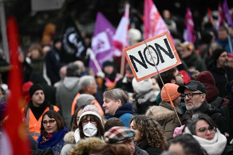     Demonstranter i Nantes i det vestlige Frankrig siger nej til at arbejde længere. Gymnasieelevernes og studenternes organisationer er meget aktive.  Foto: Loic Venance/Ritzau Scanpix