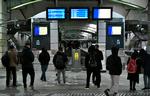     Der var langt mellem de rejsende på den ellers travle Montparnasse-station i Paris – og endnu længere mellem togene. Regeringen frygter, at fagforeningerne genoptager strejkerne i næste uge. Foto: Stephane De Sakutin/Ritzau Scanpix