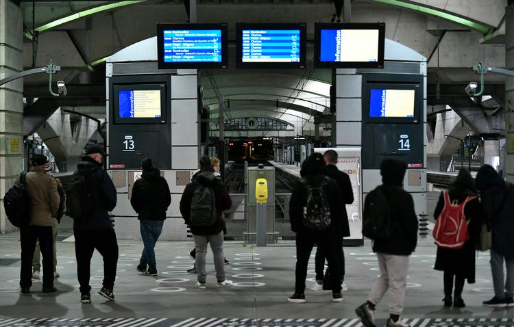     Der var langt mellem de rejsende på den ellers travle Montparnasse-station i Paris – og endnu længere mellem togene. Regeringen frygter, at fagforeningerne genoptager strejkerne i næste uge. Foto: Stephane De Sakutin/Ritzau Scanpix
