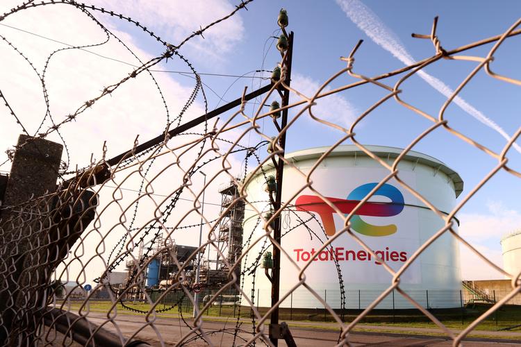   Op til 80 procent af teknikerne ved raffinaderierne nedlagde arbejdet torsdag. Regeringen frygter blokader af raffinaderierne i næste uge og strejker i energisektoren. Foto: Yves Herman/Ritzau Scanpix