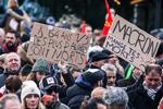     'En tredjedel af de fattigste er døde som 64-årige', står der på skiltet under en af torsdagens demonstrationer.  Foto: Charly Triballeau/Ritzau Scanpix