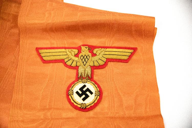 Serie til Museumstillæg (deadline 24/1): Fem kuratorer fortæller om den mærkeligste genstand i deres museums samling. Billeder i højden og bredden af hver genstand.

Arbejdermuseet har valgt 'Hitlers Kransebånd': Båndet fra den laurbærkrans som Adolf Hitler sendte til Staunings begravelse i 1942. Billede af den kan ses her: https://www.facebook.com/photo/?fbid=5702189976478557&amp;set=pcb.5702202563143965 

Museets vicedirektør Linda Andersen er på magasinet mellem 9-16 torsdag d.12, og tidspunktet er fleksibelt i det tidsrum. Kan det ikke lade sig gøre er andre dage også mulige. Foto: Finn Frandsen