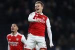 Martin Ødegaard jubler efter det langskudsmål, der i sidste weekend var med til at sikre Arsenal en 2-0-sejr i derbyet mod Tottenham. I eftermiddag skal Ødegaard ud i endnu en klassiker mod Manchester United Foto: Adrian Dennis/Ritzau Scanpix