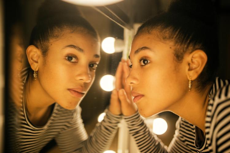 Under sit andet år på scenekunstskolen væltede Malaika Berenth Mosendane ind i et seriøst dilemma, da hun fik tilbudt hovedrollen i den danske Netflix-serie Chosen. Pludselig måtte hun vælge mellem drømmeuddannelsen og en drømmerolle. Foto: Miriam Dalsgaard