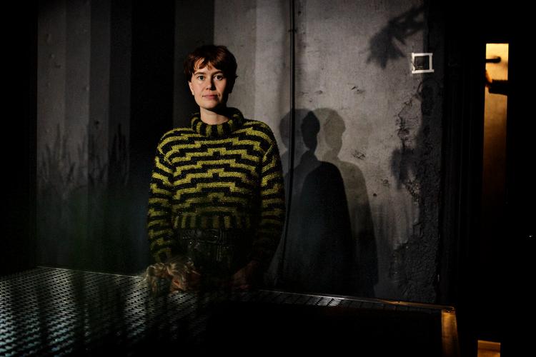 Forestillingen ’Tragiske måder at slå en kvinde ihjel på’, som Astrid Lindhardt iscenesætter og har bearbejdet teksterne til, begynder der hvor de græske tragedier er sluttet. For hvad ville kvinderne have sagt, hvis de kunne tale?  Foto: Martin Lehmann