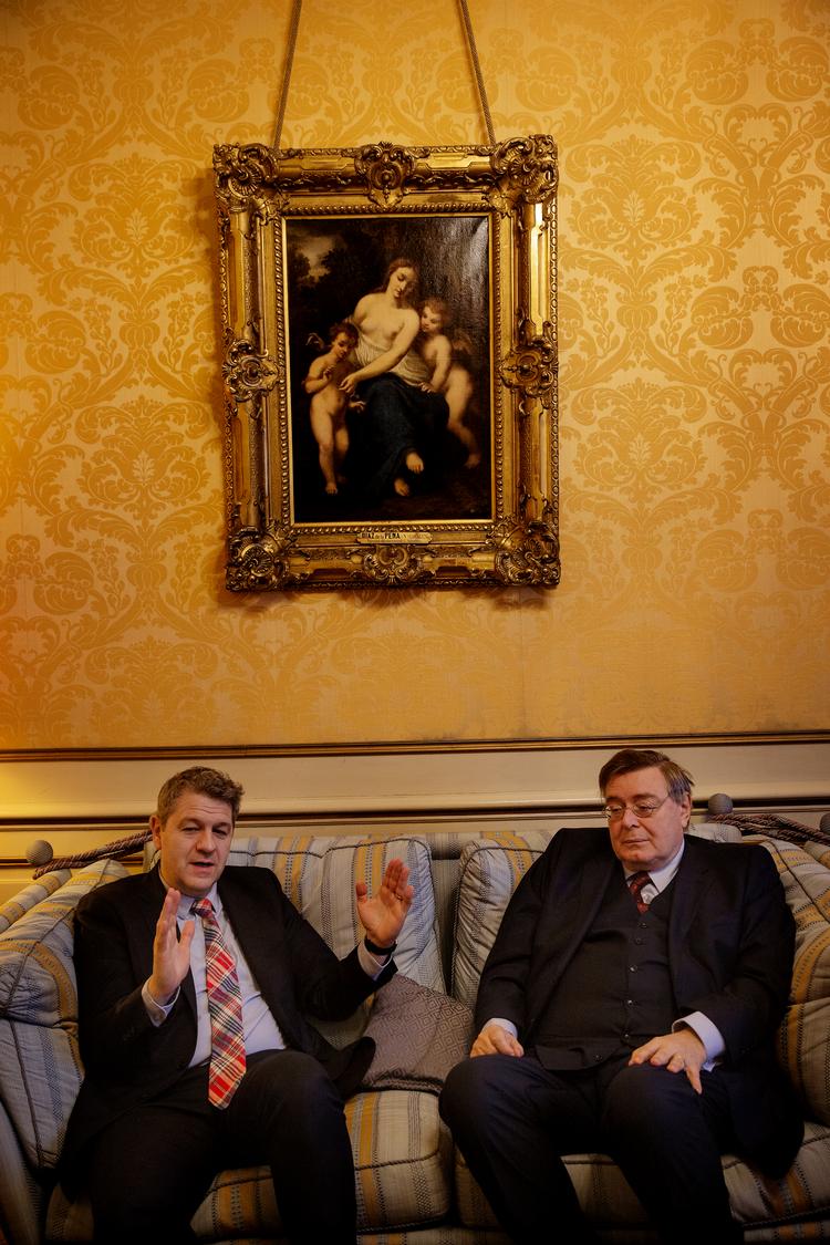 Til venstre er det Frankrigs ambassadør til Danmark, Christophe Parisot, og til højre Tysklands ambassadør til Danmark, Pascal Hector. De sidder på den franske ambassade på Kongens Nytorv i København.  Foto: Martin Lehmann