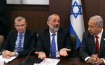 Arye Deri, Israels nyudnævnte indenrigs- og sundhedsminister mellem regeringslederen Benjamin Netanyahu og justitsminister Yariv Levin. Højesteret vil have Deri fyret på grund af flere alvorlige domme for bedrageri og skattesnyd.. Foto: Ronen Zvulun/Ritzau Scanpix