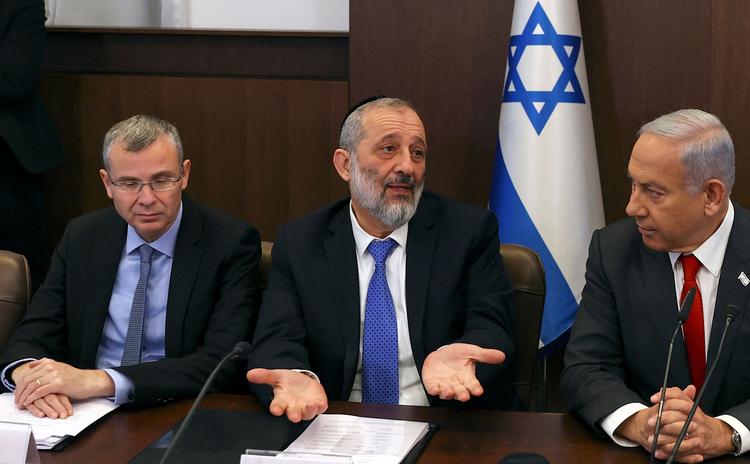 Arye Deri, Israels nyudnævnte indenrigs- og sundhedsminister mellem regeringslederen Benjamin Netanyahu og justitsminister Yariv Levin. Højesteret vil have Deri fyret på grund af flere alvorlige domme for bedrageri og skattesnyd.. Foto: Ronen Zvulun/Ritzau Scanpix