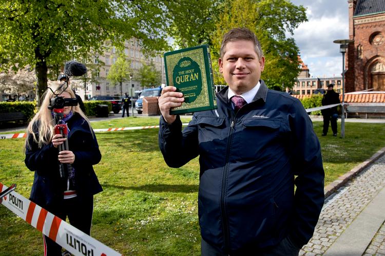 Rasmus Paludan har flere gange brændt Koranen af – eller varslet, at han ville gøre det. Lørdag vil den dansk-svenske politiker efter planen foretage en ny koranafbrænding i Stockholm. Foto: Finn Frandsen